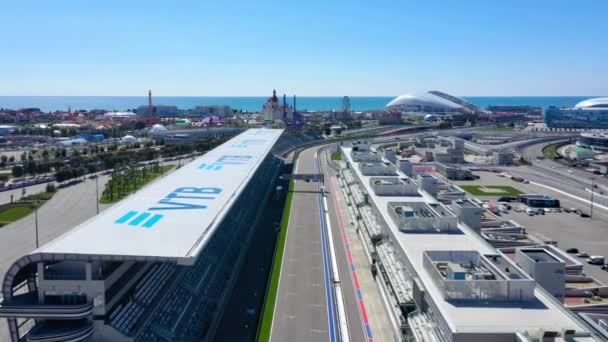 Sochi, Rusya - 01 Nisan 2021: Pistin ve Sochi Autodrom 'un tribünlerinin hava görüntüsü — Stok video