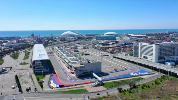 Soczi, Rosja - 01 kwi 2021: widok z lotu ptaka na tor i trybuny Soczi Autodrom — Wideo stockowe
