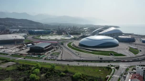 エアサッカースタジアムフィシュット。ソチ、アドラー、ロシア、オリンピックトーチと魚のスタジアムは、冬のオリンピック2014のために建てられました。主な儀式エリアであるスタジアムフィシュット. — ストック動画