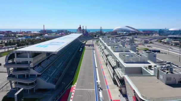 Sochi, Rusland - 01 apr 2021: vanuit de lucht zicht op de baan en de stands van Sochi Autodrom — Stockvideo