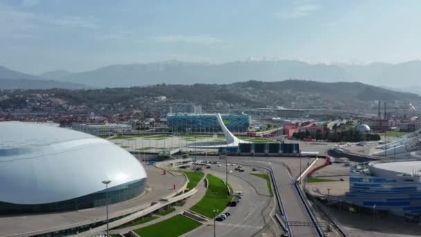 Повітряний футбольний стадіон Фішт. Sochi, Adler, Russia, Olympic Torch and Fisht Stadium побудовано для зимових Олімпійських ігор 2014. Фішт на стадіоні, головна церемоніальна зона.. — стокове відео