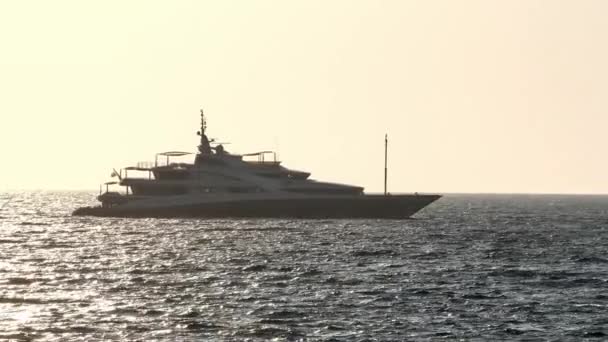 Bateau naviguant en haute mer au coucher du soleil. Le yacht navigue sur les vagues au coucher du soleil de la journée. Croisière en hors-bord dans la mer — Video