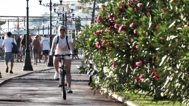 Сочі (Росія) - 2021 рік: мешканці нижнього міста, прогулюючись пішохідним транспортом, влітку переїжджають жвавими вулицями. повільний рух — стокове відео