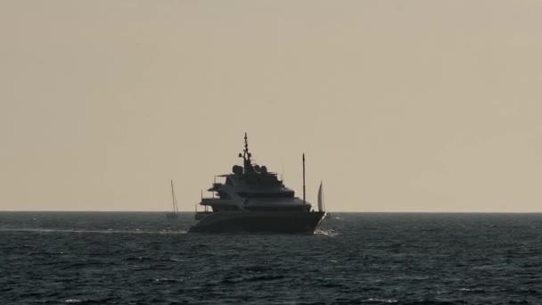 Yacht seglar på öppet hav vid solnedgången. Båten seglar på vågorna vid solnedgången. Speedboat cruising i havet — Stockvideo