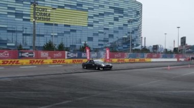 Sochi, RUSSIA - 05 Nisan 2021: Sochi otodrom yarış pistinde sürüklenen iki arabanın yavaş hareketi. Hız. Tüttür. Arena. Asfalt. Bolide. Spor. Yarışçı. Aşırıya kaçmış. Sürüklen. 