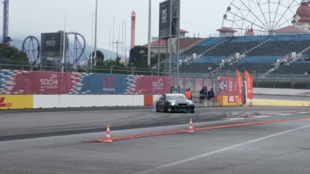 Sochi, RUSIA - 05 abr 2021: Lento movimiento de dos coches a la deriva en la pista de carreras en Sochi autodrom. Velocidad Fuma. Arena. Asfalto. Bolide. Deporte. Corredor. Extremadamente. Deriva. — Vídeo de stock