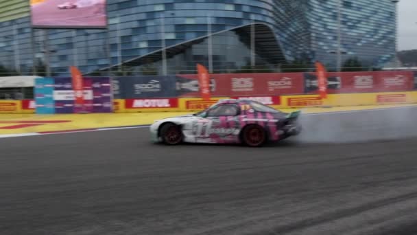 Sochi, Ryssland - 05 apr 2021: Slow motion av två bilar som driver på tävlingsbanan vid Sochi autodrom. Snabbhet. Rök. Arenan. Asfalt. - Bolide. Vilken sport. Föraren. Extremt. Drift. — Stockvideo