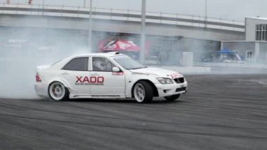 Sochi, RUSSIA - 05 Nisan 2021: Sochi otodrom yarış pistinde sürüklenen iki arabanın yavaş hareketi. Hız. Tüttür. Arena. Asfalt. Bolide. Spor. Yarışçı. Aşırıya kaçmış. Sürüklen. 