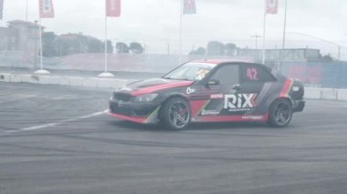 Sochi, RUSSIA - 05 Nisan 2021: Sochi otodrom yarış pistinde sürüklenen iki arabanın yavaş hareketi. Hız. Tüttür. Arena. Asfalt. Bolide. Spor. Yarışçı. Aşırıya kaçmış. Sürüklen. 