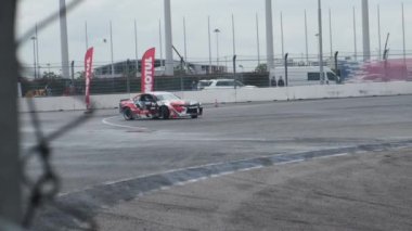 Sochi, RUSSIA - 05 Nisan 2021: Sochi otodrom yarış pistinde sürüklenen iki arabanın yavaş hareketi. Hız. Tüttür. Arena. Asfalt. Bolide. Spor. Yarışçı. Aşırıya kaçmış. Sürüklen. 
