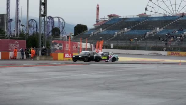 Sochi, RUSSIA - 05 abr 2021: Movimento lento de dois carros à deriva na pista de corrida no autódromo de Sochi. Velocidade. Fumar. Arena. Asfalto. Bolide. Desporto. Corredor. Extremo. Deriva. — Vídeo de Stock