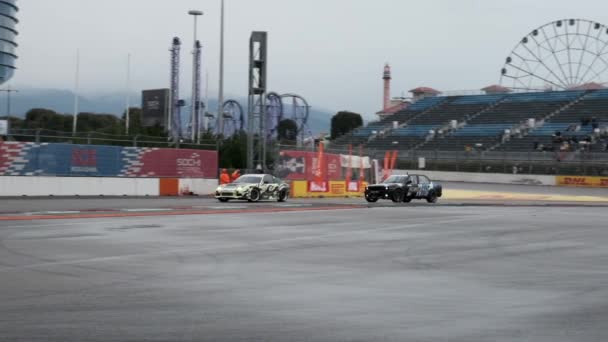 Sochi, RUSSIA - 05 abr 2021: Movimento lento de dois carros à deriva na pista de corrida no autódromo de Sochi. Velocidade. Fumar. Arena. Asfalto. Bolide. Desporto. Corredor. Extremo. Deriva. — Vídeo de Stock