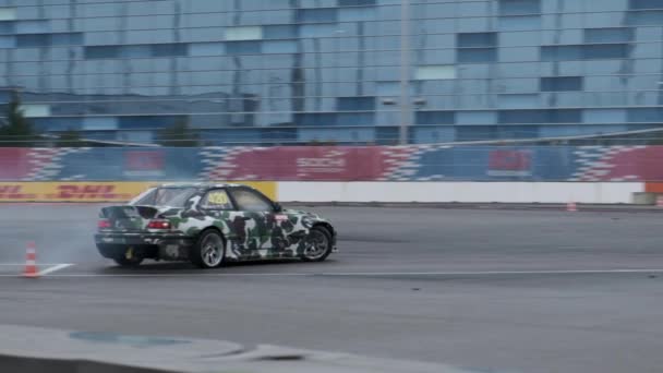 Sochi, Ryssland - 05 apr 2021: Slow motion av två bilar som driver på tävlingsbanan vid Sochi autodrom. Snabbhet. Rök. Arenan. Asfalt. - Bolide. Vilken sport. Föraren. Extremt. Drift. — Stockvideo