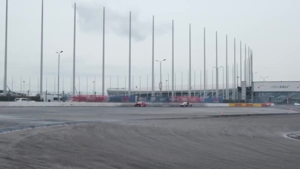 Soczi, RUSSIA - 05 kwi 2021: Wolny ruch dwóch samochodów dryfujących na torze wyścigowym w Soczi autodrom. Szybkość. Palić. Arena. Asfalt. Bolid. Sport. Wyścigowiec. Ekstremalne. Dryf. — Wideo stockowe