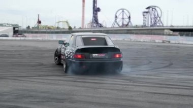 Sochi, RUSSIA - 05 Nisan 2021: Sochi otodrom yarış pistinde sürüklenen iki arabanın yavaş hareketi. Hız. Tüttür. Arena. Asfalt. Bolide. Spor. Yarışçı. Aşırıya kaçmış. Sürüklen. 