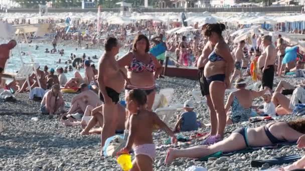 Sotchi, Russie - 10 avril 2021 : deux femmes et deux hommes obèses et atteints de cellulite sont sur la plage surplombant la mer. régimes alimentaires et concepts de perte de poids. Beaucoup de gens. L'été. maillot de bain. — Video