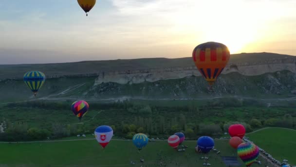 Beaucoup de montgolfières à l'aube. Vol en montgolfière. lever de soleil. festival de ballon à air. — Video