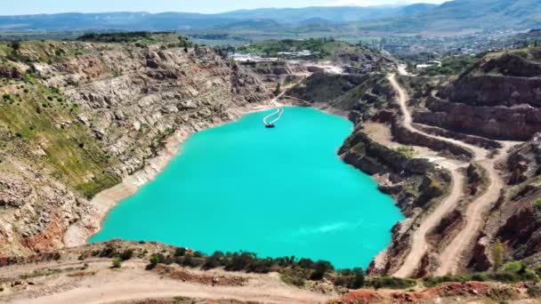 Drone vista del mio cast aperto. Lavori di movimento terra in miniere a cielo aperto. Fondo turchese dell'acqua in cava di gesso. Paesaggio industriale. Vista aerea — Video Stock