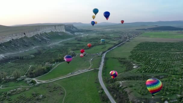 Sok hőlégballon hajnalban. Hőlégballon repülés. Napkelte. léggömb fesztivál. — Stock videók