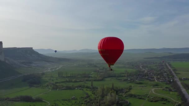 Una gran cantidad de globos de aire de colores volando en el cielo. Vista aérea. Buenos días.. — Vídeo de stock