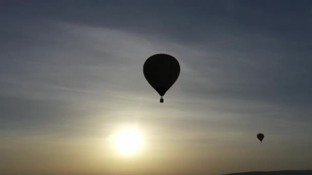 Una gran cantidad de globos de aire de colores volando en el cielo. Vista aérea. Buenos días.. — Vídeo de stock