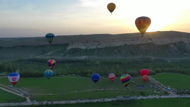 Jede Menge Heißluftballons im Morgengrauen. Heißluftballonfahrt. Sonnenaufgang. Luftballonfestival. — Stockvideo