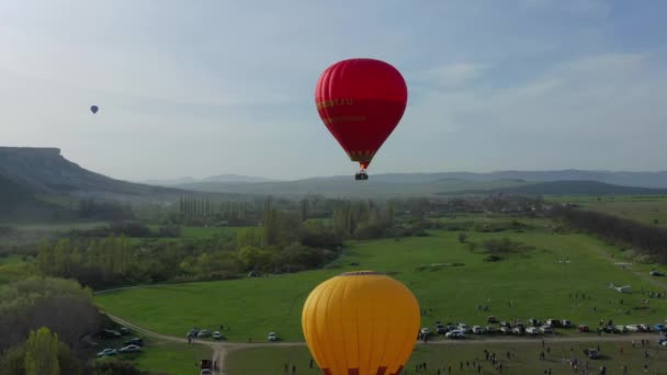 Um monte de balões de ar coloridos voando no céu. Vista aérea. Bom dia.. — Vídeo de Stock