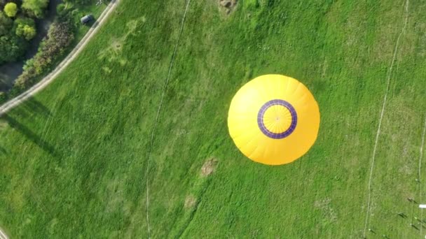 열기구의 공중 사진. 위에서 아래로 내려다 본 모습. 드론으로쏘는 거요. 풍선은 노란색이에요. 아름다운 풍경. — 비디오