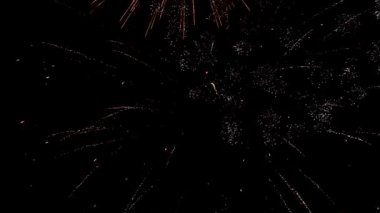 Gece gökyüzünde havai fişek gibi parlayan ışıklar. Parlak havai fişek gösterisi. Yeni yıl arifesi havai fişek kutlaması. Gece gökyüzünde çok renkli havai fişekler. Güzel renkli gece patlamaları Siyah gökyüzünde. 