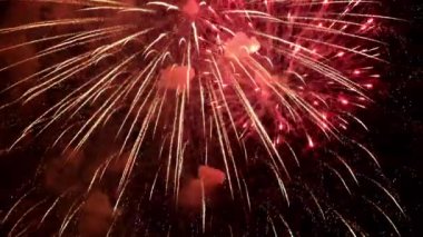 Gece gökyüzünde havai fişek gibi parlayan ışıklar. Parlak havai fişek gösterisi. Yeni yıl arifesi havai fişek kutlaması. Gece gökyüzünde çok renkli havai fişekler. Güzel renkli gece patlamaları Siyah gökyüzünde. 