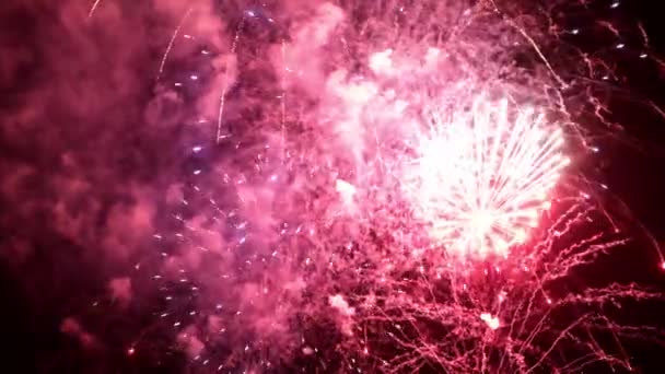 Leuchtendes Feuerwerk mit Bokeh-Lichtern am Nachthimmel. Glühendes Feuerwerk. Silvesterfeuerwerk. Buntes Feuerwerk am Nachthimmel. schöne farbige nächtliche Explosionen am schwarzen Himmel. — Stockvideo