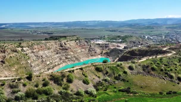 Drone vista del mio cast aperto. Lavori di movimento terra in miniere a cielo aperto. Fondo turchese dell'acqua in cava di gesso. Paesaggio industriale. Vista aerea — Video Stock