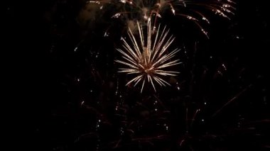 Gece gökyüzünde havai fişek gibi parlayan ışıklar. Parlak havai fişek gösterisi. Yeni yıl arifesi havai fişek kutlaması. Gece gökyüzünde çok renkli havai fişekler. Güzel renkli gece patlamaları Siyah gökyüzünde. 