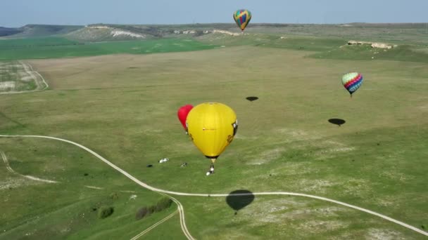 谷を飛び越える熱気球の多く。暁に離陸する熱気球 — ストック動画