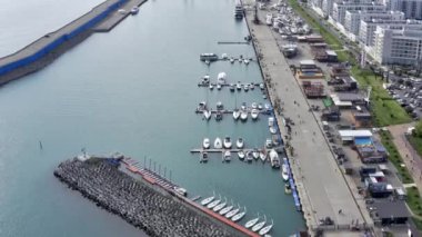 Grand Marina 'da kıyıya yakın duran lüks tekne ve kayıklar.
