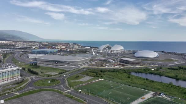 Szocsi, Oroszország - 2021: olimpiai láng, zászlók és Fisht labdarúgó stadion felülről. Légi felvétel. Szocsi, Oroszország. — Stock videók