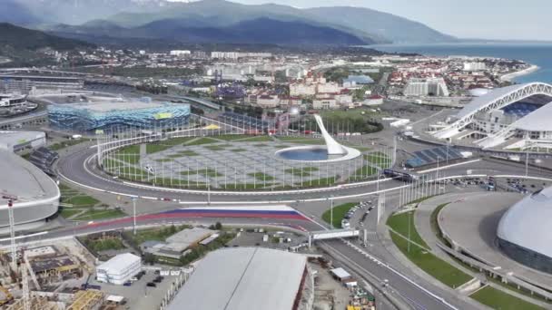 Sochi, Rusya - 2021: Yukarıdan Olimpiyat ateşi, bayraklar ve Fisht futbol stadyumu. Hava görüntüsü. Soçi, Rusya. — Stok video