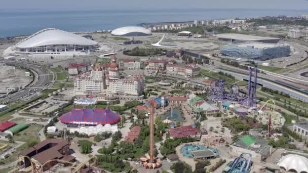 Sochi Park - parc tematic în orașul Sochi. Vedere Aeria. Un parc de distracţii. Privire de sus. Summer. Vacanță în stațiune. Parcul Olimpic Soci. Marea Neagră . — Videoclip de stoc