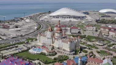 Sochi Parkı - Sochi şehrindeki tema parkı. Aeria manzaralı. Bir lunapark. Üst Manzara. Yaz. Tatil köyünde. Sochi Olimpiyat Parkı. Karadeniz.