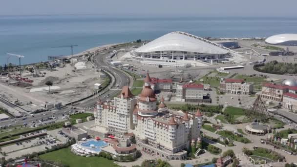 Sochi Park - themapark in de stad Sochi. Aeria uitzicht. Een pretpark. Bovenaanzicht. Zomer. Vakantie in het resort. Het Olympisch Park van Sochi. De Zwarte Zee. — Stockvideo