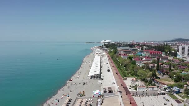 空中ビデオ ソチのオリンピック堤防 ビーチだ ホリデーシーズンだ 近代的な街並み ロシアの人気の海岸リゾート コテージにアパートホテルとB Bレジデンスビルオリンピックパークベストサイト — ストック動画