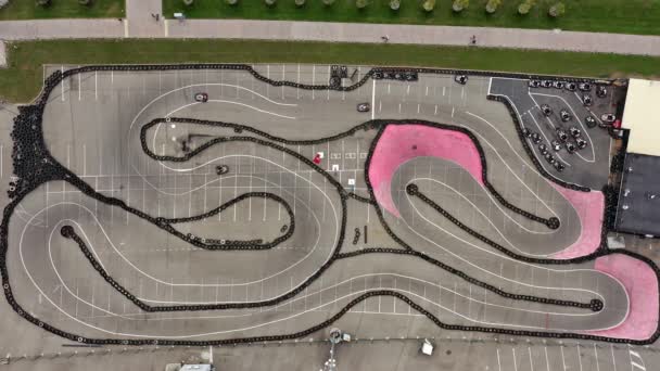 Luchtfoto Van Kartbaan Mensen Racen Kaarten Een Zonnige Zomerdag Karting — Stockvideo