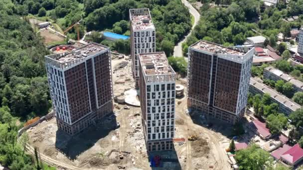 İnşaat alanının üzerindeki havadan. İnşaat işleri, inşaatçılar, inşaat evleri. Flight Over a New Constructions Development Sitesi. Emlak binası. Açık mavi gökyüzü hava görüntüsü — Stok video