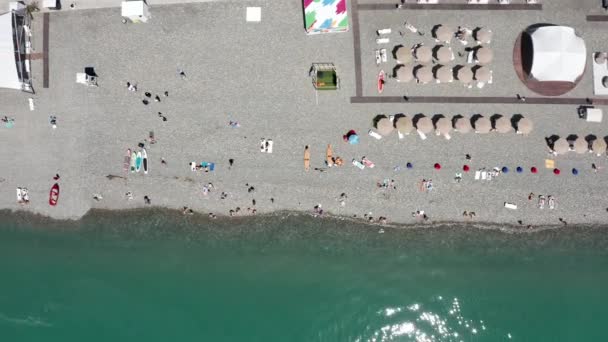 Plage bondé vue de dessus des vacances. S'amuser sur la plage l'été. Vue aérienne. Vue aérienne du haut vers le bas des parasols et des personnes se relaxant à la plage. vacances tropicales amusantes et fond d'été — Video