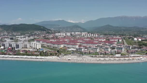Resor pemandangan udara dan pantai. Pemandangan di pantai yang indah dari sebuah resor di Sochi dengan laut yang jernih dan orang-orang yang berlibur. — Stok Video