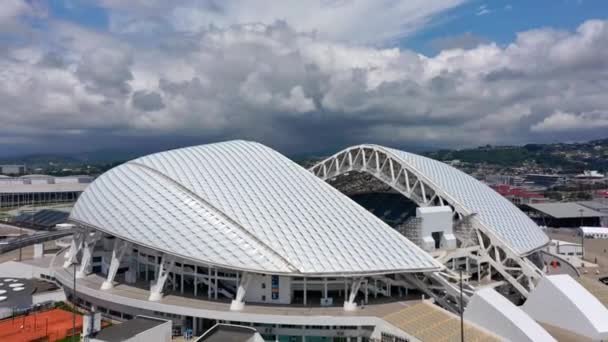 Rusya, Soçi - 1 Haziran 2021: Hava manzaralı futbol stadyumu Fischt. 2014 Kış Olimpiyatları için inşa edilen Sochi, Adler, Rusya, Olimpiyat Meşalesi ve Fisht stadyumu. — Stok video