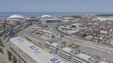 Sochi Olimpiyat Parkı. Yukarıdan bak. Hava videosu. Güneşli bir gün. Fisht Stadyumu. Karadeniz. Çekicilik. Yüksek kalite 4k görüntü