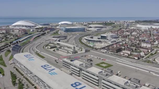 Parco Olimpico di Sochi. Vista dall'alto. Un video aereo. E 'una chiara giornata di sole. Fisht Stadium. Il Mar Nero. Attrazione. Filmati 4k di alta qualità — Video Stock