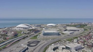 Sochi Olimpiyat Parkı. Yukarıdan bak. Hava videosu. Güneşli bir gün. Fisht Stadyumu. Karadeniz. Çekicilik. Yüksek kalite 4k görüntü