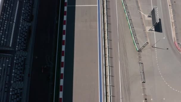 SOCHI, RUSSIA-JUNI 01, 2021: het beginpunt van de Sochi Autodrom, een vogelperspectief. Het Olympisch Park van Sochi. Een zonnige zomerdag. De Zwarte Zeekust van Rusland. Autoracen. Overklokken. Sport. — Stockvideo